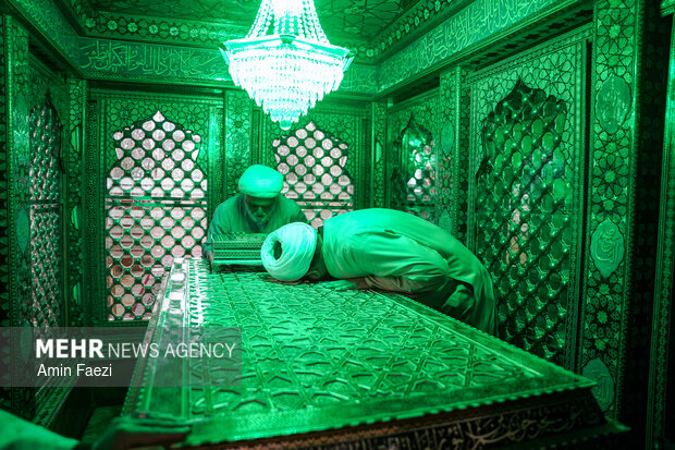 غبارروبی حرم مطهر حضرت شاهچراغ(ع)