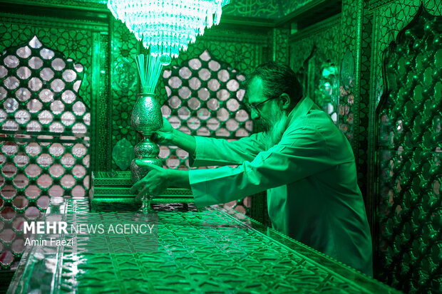 غبارروبی حرم مطهر حضرت شاهچراغ(ع)