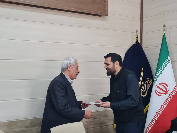 تجلیل مدیرکل فرهنگ و ارشاد اسلامی کردستان از دو نویسنده سنندجی