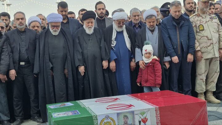 اقامه نماز بر پیکر دو شهید در جوار بارگاه مطهر امام رضا(ع)