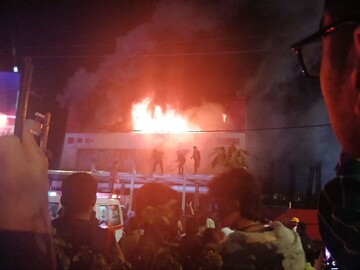 آتش سوزی مجتمع تجاری در دهدشت؛ ۶ دستگاه آتش نشانی در حال مهار آتش سوزی