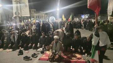 مردم روزه‌دار تبریز چهارشنبه آخر سال را در خیابان‌ها افطار کردند