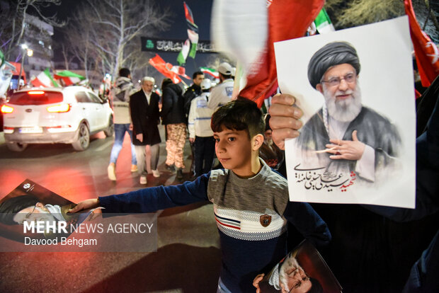 اجتماع شبانه مشهدی‌ها در بیعت با رهبر انقلاب