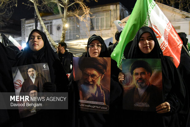 اجتماع شبانه مشهدی‌ها در بیعت با رهبر انقلاب