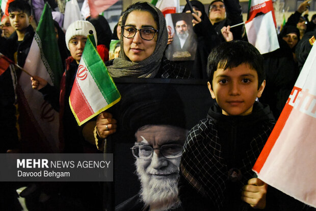 اجتماع شبانه مشهدی‌ها در بیعت با رهبر انقلاب