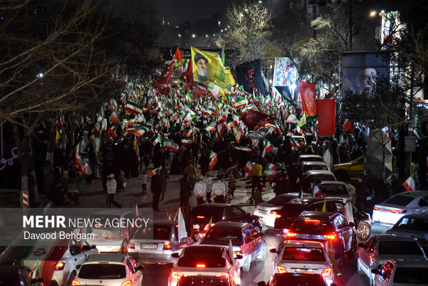 اجتماع شبانه مشهدی‌ها در بیعت با رهبر انقلاب