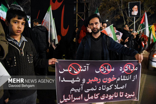 اجتماع شبانه مشهدی‌ها در بیعت با رهبر انقلاب