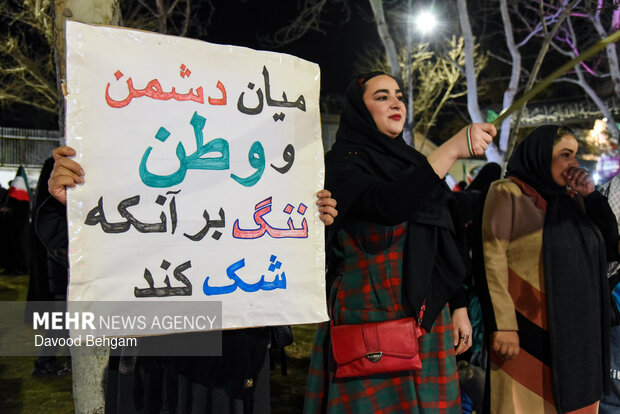 اجتماع شبانه مشهدی‌ها در بیعت با رهبر انقلاب