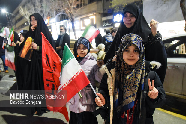 اجتماع شبانه مشهدی‌ها در بیعت با رهبر انقلاب