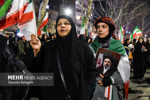 اجتماع شبانه مشهدی‌ها در بیعت با رهبر انقلاب
