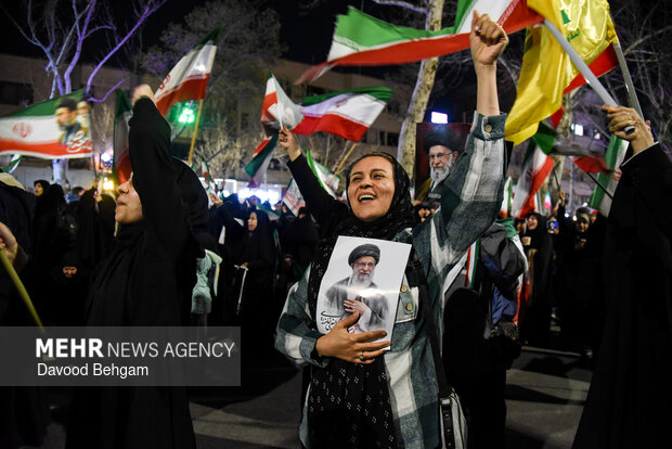 اجتماع شبانه مشهدی‌ها در بیعت با رهبر انقلاب