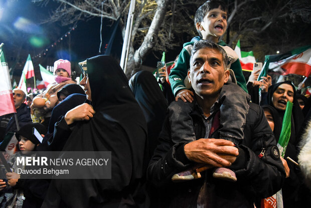 اجتماع شبانه مشهدی‌ها در بیعت با رهبر انقلاب