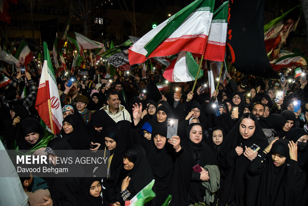 اجتماع شبانه مشهدی‌ها در بیعت با رهبر انقلاب