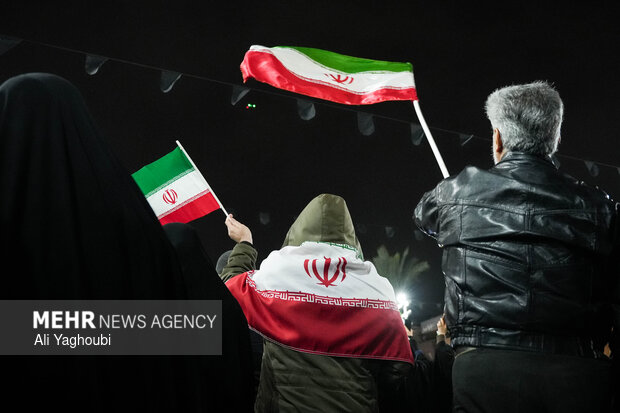 حماسه حضور رودسری ها در میدان زیر بارش باران