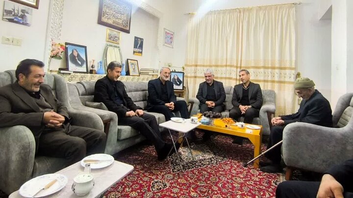 استاندار اصفهان با خانواده شهید «احمد معینی» در آران و بیدگل دیدار کرد