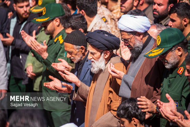 اقامه نماز میت بر پیکر شهید علیرضا بیات در قبله تهران
