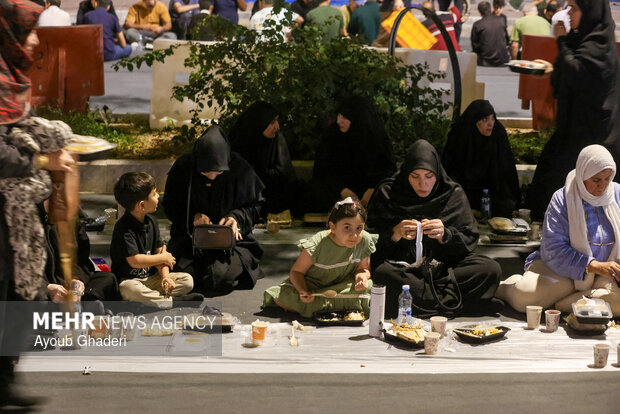 افطار همدلی و اتحاد به یاد رهبر شهید و شهدای جنگ رمضان در کیش