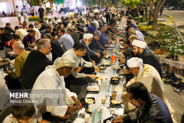 افطار همدلی و اتحاد به یاد رهبر شهید و شهدای جنگ رمضان در کیش