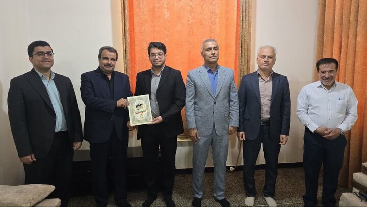 فرماندار گناوه: تکریم خانواده‌های شهدا از اولویت‌های دولت است