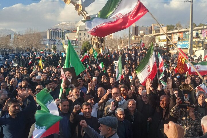 خبرنگار مهر از حضور یاسوجی ها در میدان هفتم تیر می گوید