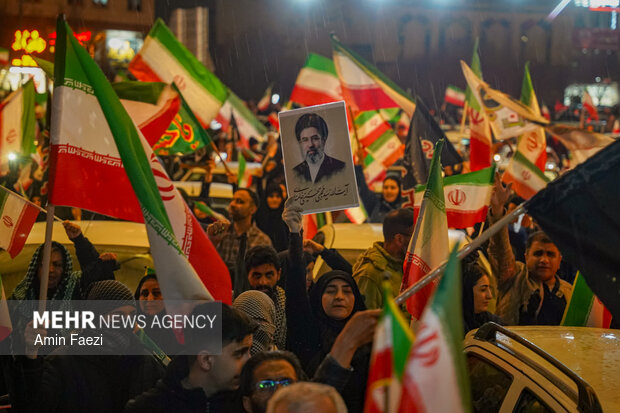 ضرورت تداوم حضور مردم در خیابان تا عقب‌نشینی کامل دشمن