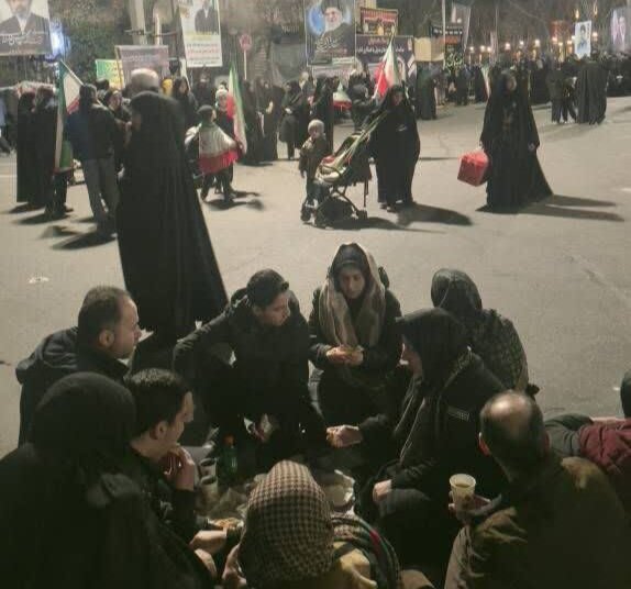 مردم روزه‌دار تبریز چهارشنبه آخر سال را در خیابان‌ها افطار کردند