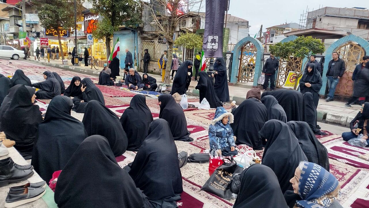حضور زنان و مردان آستانه اشرفیه برای دفاع از انقلاب