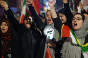 همخوانی سرود توسط مردم کرمانشاه در اجتماع «نحن منتقمون»