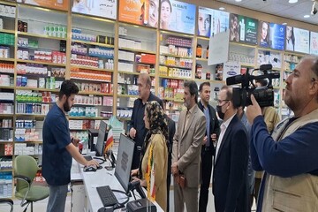 بازدید بازرس کل لرستان از داروخانه‌ها و بانک‌های خرم‌آباد