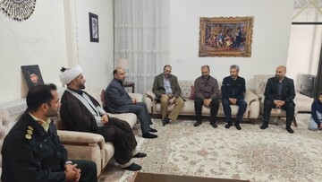 دیدار فرمانده انتظامی لرستان با خانواده شهدای جنگ رمضان