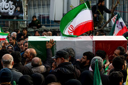 پیکر شهید بیات بر دستان مردم قبله تهران تشییع شد