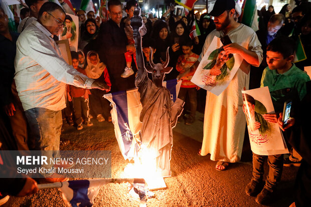 تجمع شبانه اهوازی‌ها در دفاع از امنیت کشور