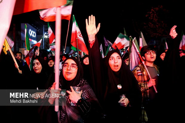 راهپیمایی شبانه قمی ها در حمایت از امنیت کشور و انقلاب راهپیمایی شبانه قمی ها در حمایت از امنیت کشور و انقلاب