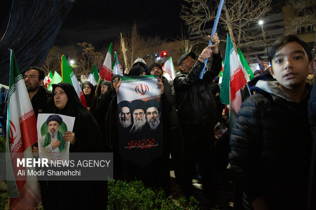اجتماع شبانه مشهدی‌ها در دفاع از امنیت کشور