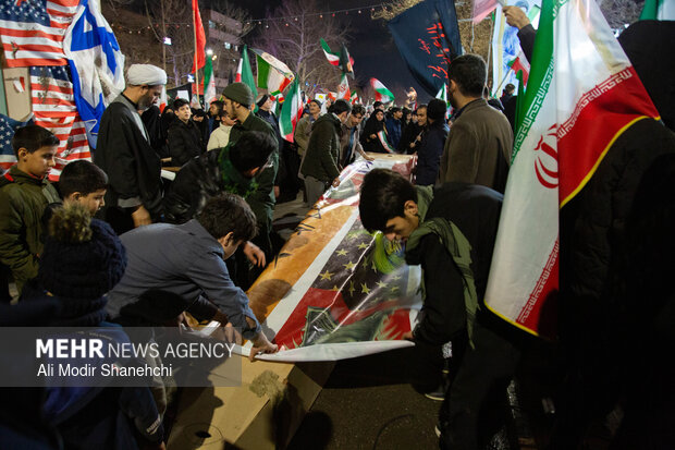 اجتماع شبانه مشهدی‌ها در دفاع از امنیت کشور