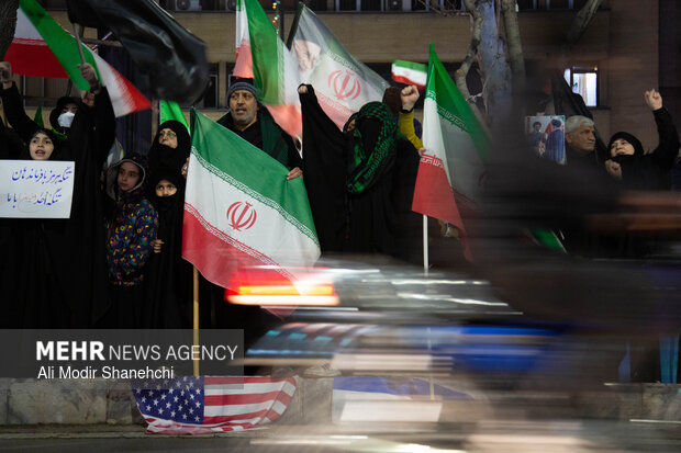 اجتماع شبانه مشهدی‌ها در دفاع از امنیت کشور
