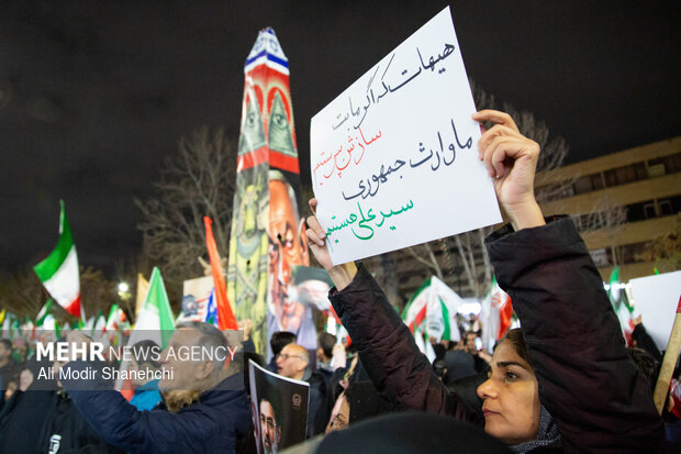 اجتماع شبانه مشهدی‌ها در دفاع از امنیت کشور