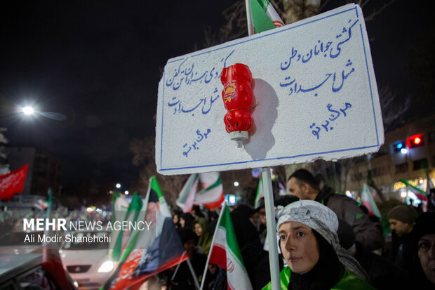 اجتماع شبانه مشهدی‌ها در دفاع از امنیت کشور
