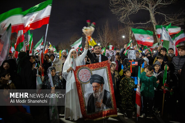 اجتماع شبانه مشهدی‌ها در دفاع از امنیت کشور