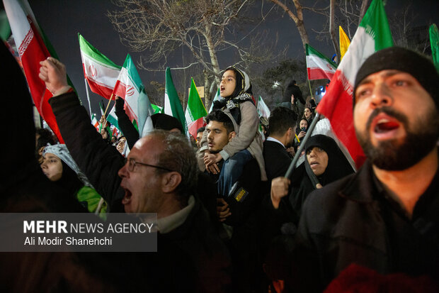اجتماع شبانه مشهدی‌ها در دفاع از امنیت کشور