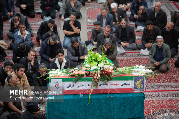 مراسم وداع با پیکر شهید علیرضا دهقانی آرانی