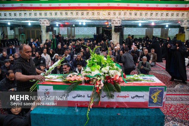 مراسم وداع با پیکر شهید علیرضا دهقانی آرانی