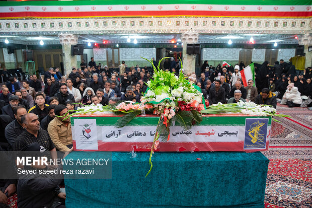 مراسم وداع با پیکر شهید علیرضا دهقانی آرانی