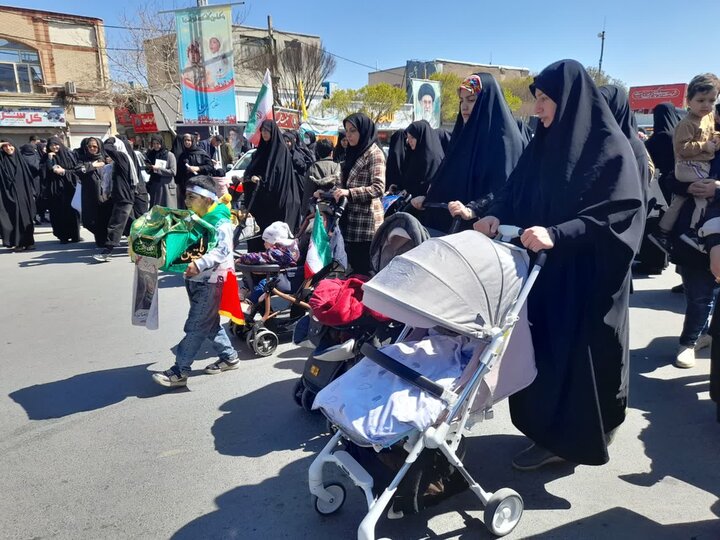 آیین وداع و تشییع پیکر مطهر شهدا و کوچک‌ترین شهید رمضان در اراک