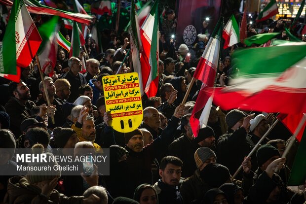 اجتماع شبانه شاهرودی‌ها در دفاع از امنیت کشور