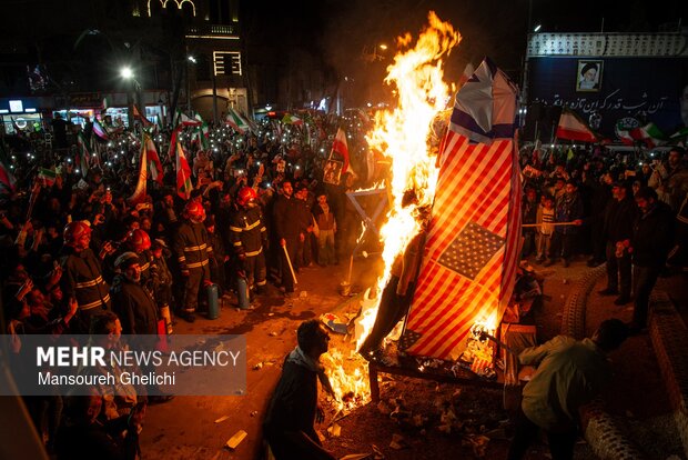 اجتماع شبانه شاهرودی‌ها در دفاع از امنیت کشور