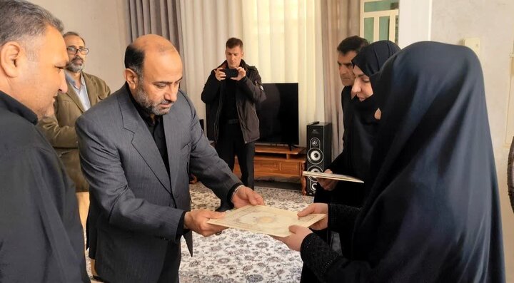 دیدار فرمانده انتظامی لرستان با خانواده شهدای جنگ رمضان