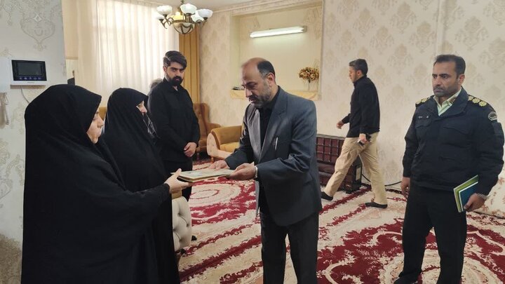 دیدار فرمانده انتظامی لرستان با خانواده شهدای جنگ رمضان