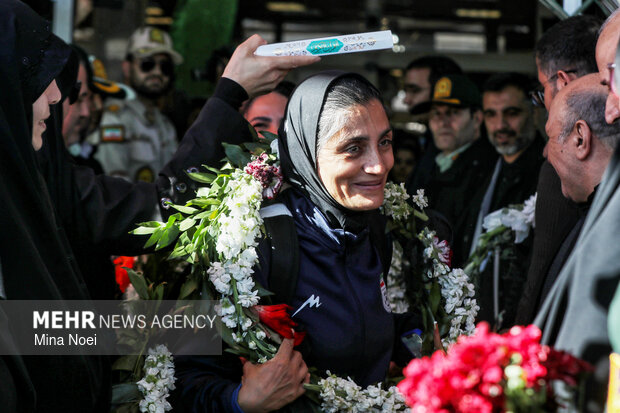 ورود تیم ملی فوتبال بانوان از مرز بازرگان به کشور