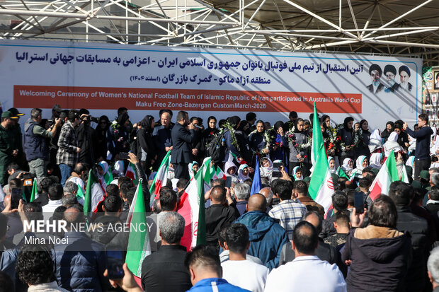 ورود تیم ملی فوتبال بانوان از مرز بازرگان به کشور